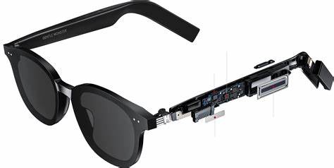 دیگر محصول جدید هواوی عینک هوشمند مدل Eyewear است. این محصول طراحی فریم کاملا مشابه با عینک‌های کلاسیک و معمولی دارد و به سختی می‌توان تشخصی داد که در بدنه و دسته‌های آن چند اسپیکر و سنسور تعبیه شده است. این عینک با فریم‌های مختلف دایره‌ای و چهارضلعی طراحی شده است. همچنین طراحی فریم و نحوه اتصال آن به دسته‌ها به نحوی است که به راحتی می‌توان آن را از کاربری طبی به دودی تغییر داد یا حتی این کار را برای لنزهای دوربین و نزدیک‌بین انجام داد. اما نکته اصلی در دسته‌های این عینک است که در آنها دو اسپیکر تعبیه شده که عملکردی دوگانه دارند. به ترتیبی که هم امکان پخش موسیقی را دارند و هم قابلیت کاهش نویزهای محیط. توجه داشته باشید که برای پخش موسیقی نیازی به گذاشتن هدفون داخل گوش نیست و صدا از طریق اسپیکرها با طراحی بسیار خاص برای شما پخش خواهد شد. همچنین سنسورهای بسیار حساسی در دسته‌های این عینک وجود دارد که می‌تواند بسته به صدای محیط و نویزهای اطراف صدای پخش شده از اسپیکرها را در لحظه کم و زیاد کند تا حریم شخصی‌تان حفظ شود و افرادی که در نزدیکی شما هستند نتوانند به راحتی صدای پخش شده توسط اسپیکرها را بشنوند. این عینک هوشمند هم از سیستم عامل هارمونی بهره می برد و امکان اتصال همزمان به دو دستگاه مختلف را دارد. همچنین به واسطه سنسور ژیروسکوپ تعبیه شده در بدنه، این عینک می‌تواند به شما هشدار دهد که زمان زیادی است که سرتان را به پایین خم کرده‌اید و در حال کار با گوشی یا لپ تاپ هستید و بهتر است مدتی به گردن‌تان استراحت دهید، هشداری که این روزها بسیاری از ما به آن نیاز اساسی داریم.