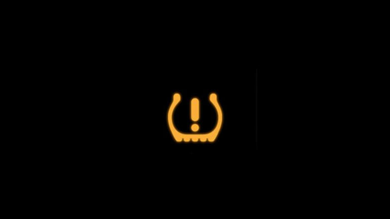 چراغ‌های هشدار پشت آمپر خودرو چه معنایی دارند؟